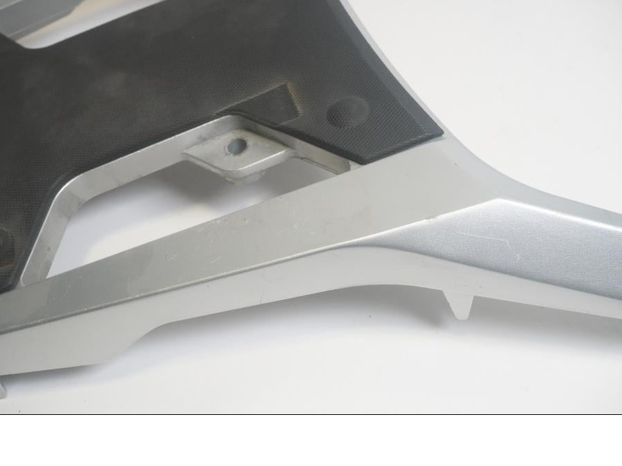 Höger sida på Pakethållare från en Suzuki DL 1000 -2004 motorcykel.