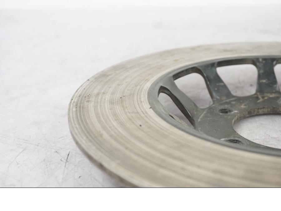 Baksidan på Bromsskiva från en Honda CX 500 -1982 motorcykel.