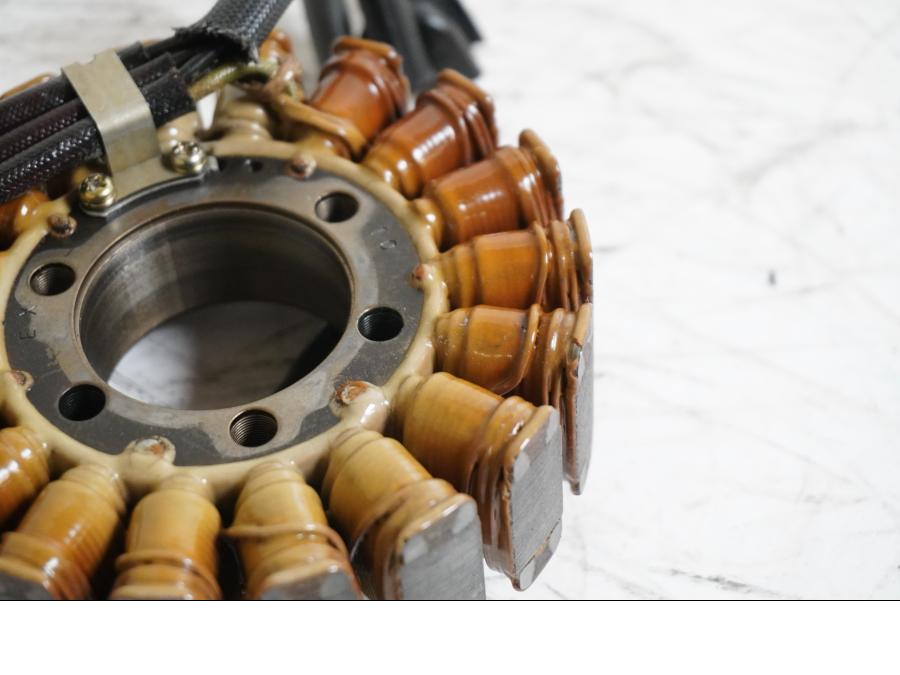 Baksidan på Generator från en Suzuki GSX-R 1000 -2007 motorcykel.