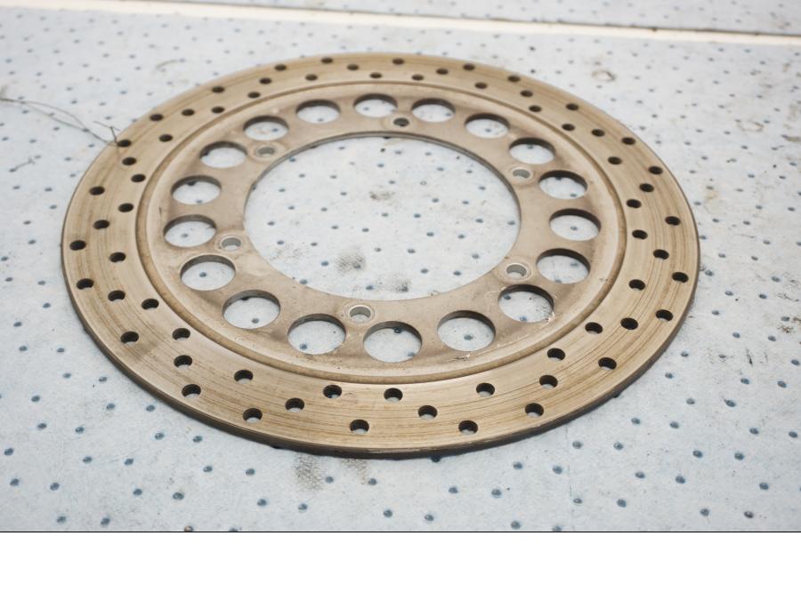 Framsidan på Bromsskiva från en Yamaha XV 1600 -1999 motorcykel.