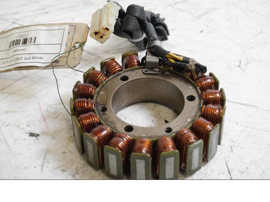 Framsidan på Generator från en Honda VTR 1000 F -2003 motorcykel.