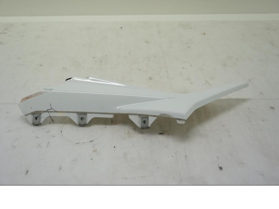 Baksidan på Sidopanel från en MV Agusta Brutale 800 -2014 motorcykel.