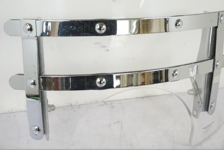 Höger sida på Vindruta från en Suzuki VL 800 -2002 motorcykel.