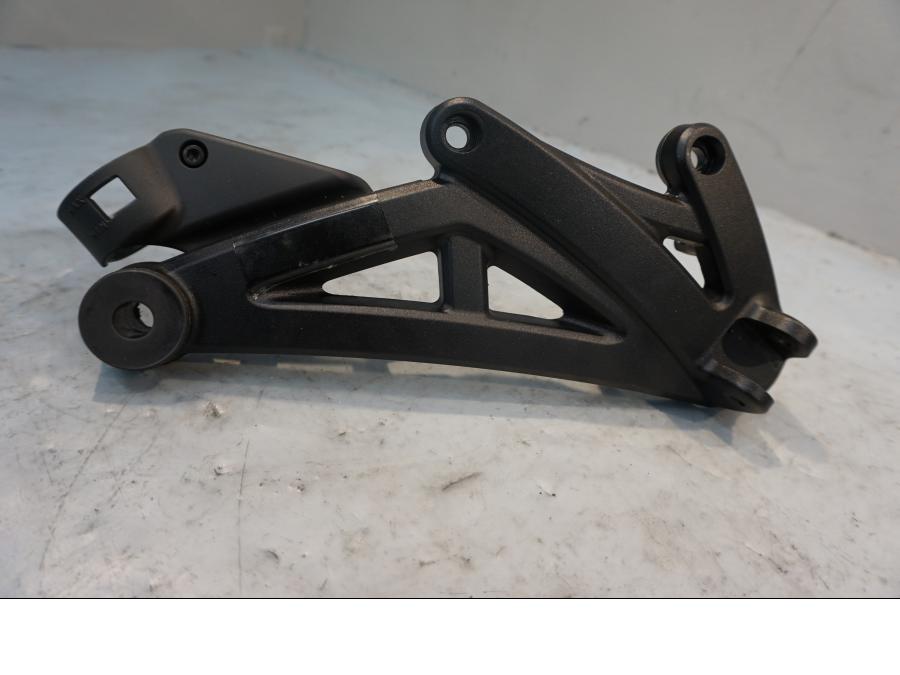 Framsidan på Fotpinnefäste från en Ducati Diavel -2015 motorcykel.