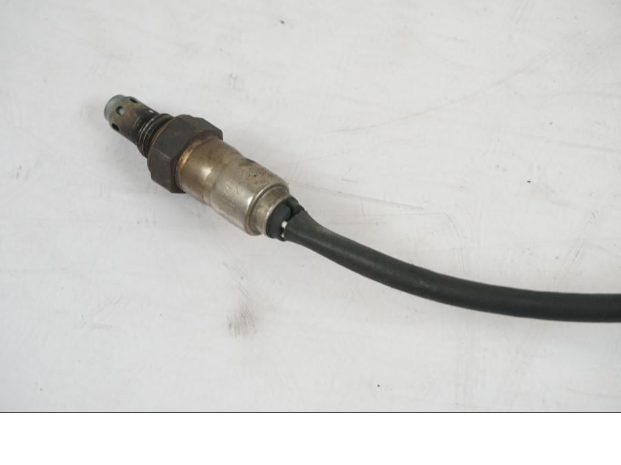 Vänster sida på Lambdasond från en KTM 1290 Super Duke R -2018 motorcykel.