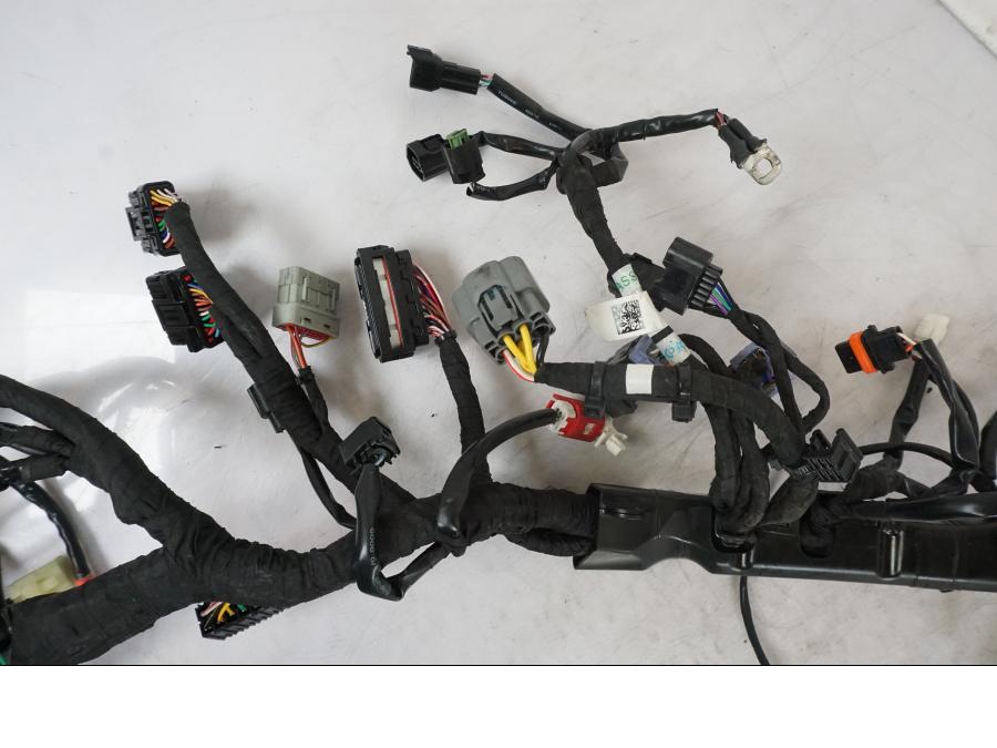 Höger sida på Kabelstam från en KTM 1290 Super Duke R -2021 motorcykel.