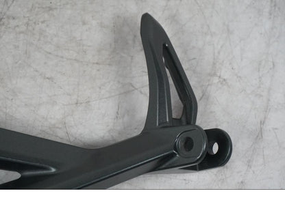 Höger sida på Fotpinnefäste från en Yamaha MT-09 -2024 motorcykel.