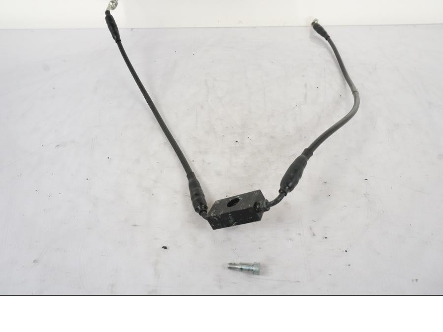 Framsidan på Bromsledning från en H-D Softail Sport Glide FLSB -2022 motorcykel.