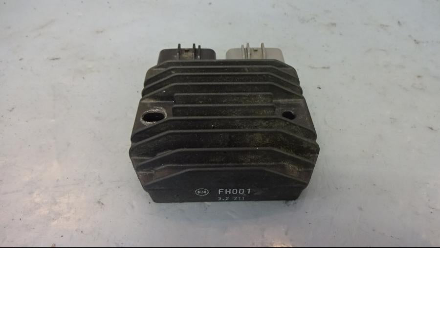 Framsidan på Likriktare från en Yamaha FJR 1300 -2003 motorcykel.