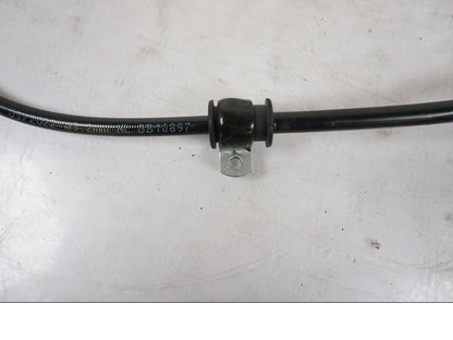 Snett uppifrån på Bromsledning från en H-D Softail Sport Glide FLSB -2022 motorcykel.