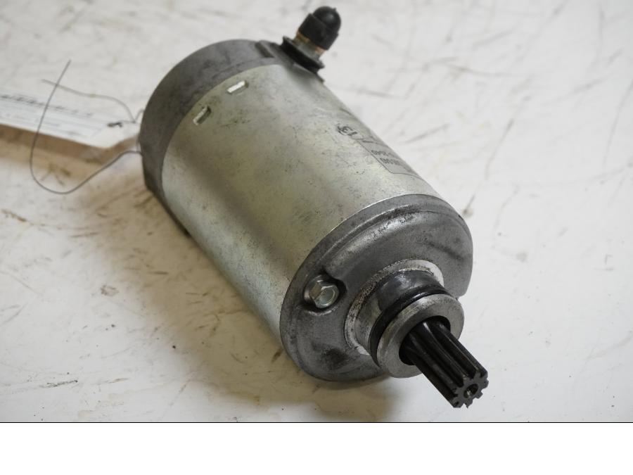 Framsidan på Startmotor från en BMW K 1200 S -2006 motorcykel.