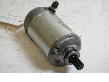 Framsidan på Startmotor från en BMW K 1200 S -2006 motorcykel.