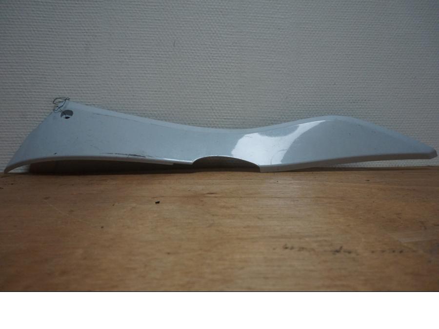 Framsidan på Sidopanel från en Yamaha Cygnus -2012 motorcykel.