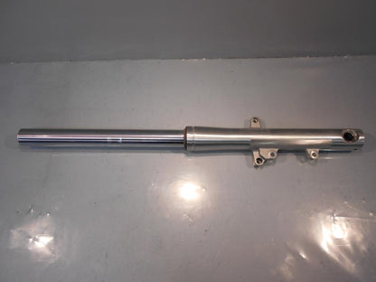 Framsidan på Gaffelben från en Yamaha XV 1600 -2000 motorcykel.