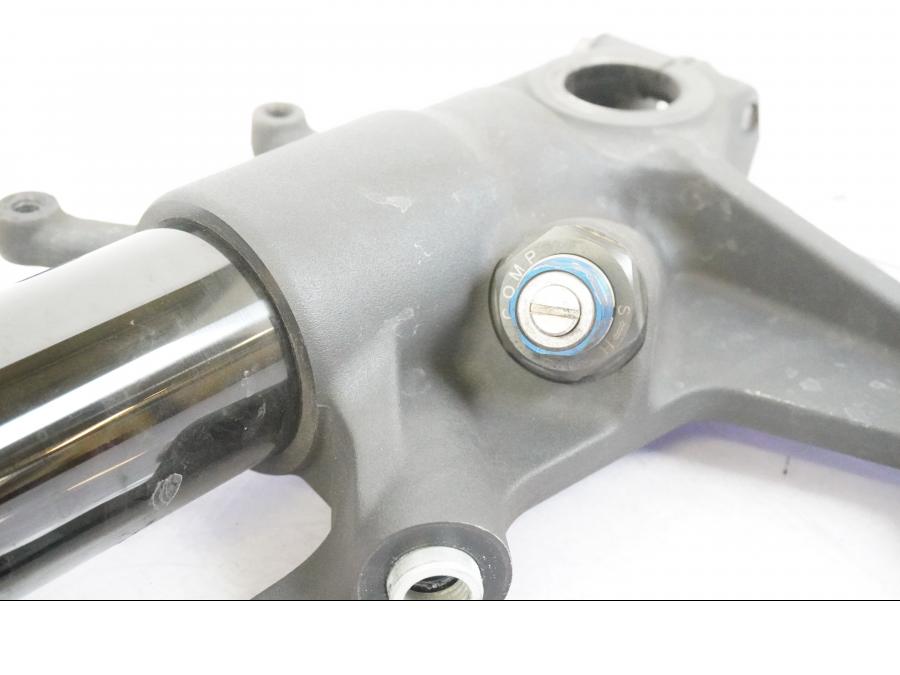 Höger sida på Gaffelben från en Suzuki GSX-R 1000 -2008 motorcykel.