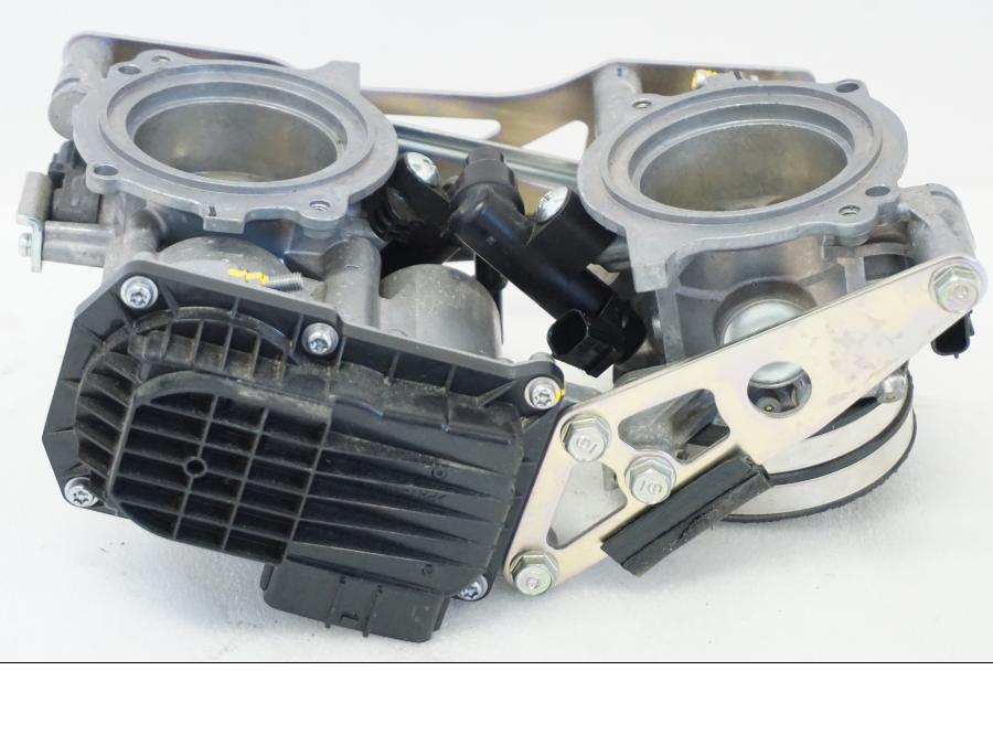 Framsidan på Spjällhus från en KTM 1290 Super Adventure R -2021 motorcykel.