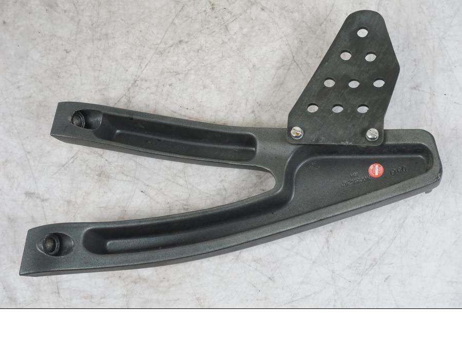 Snett nerifrån på Fotpinnefäste från en Buell 1125 R -2008 motorcykel.