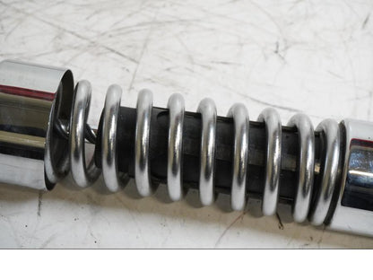 Baksidan på Stötdämpare från en H-D Dyna Street Bob FXDB/I -2013 motorcykel.