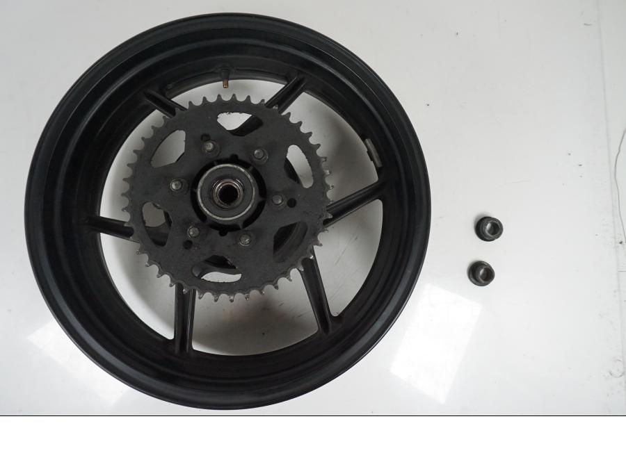 Framsidan på Fälg från en Kawasaki Z 750 -2006 motorcykel.