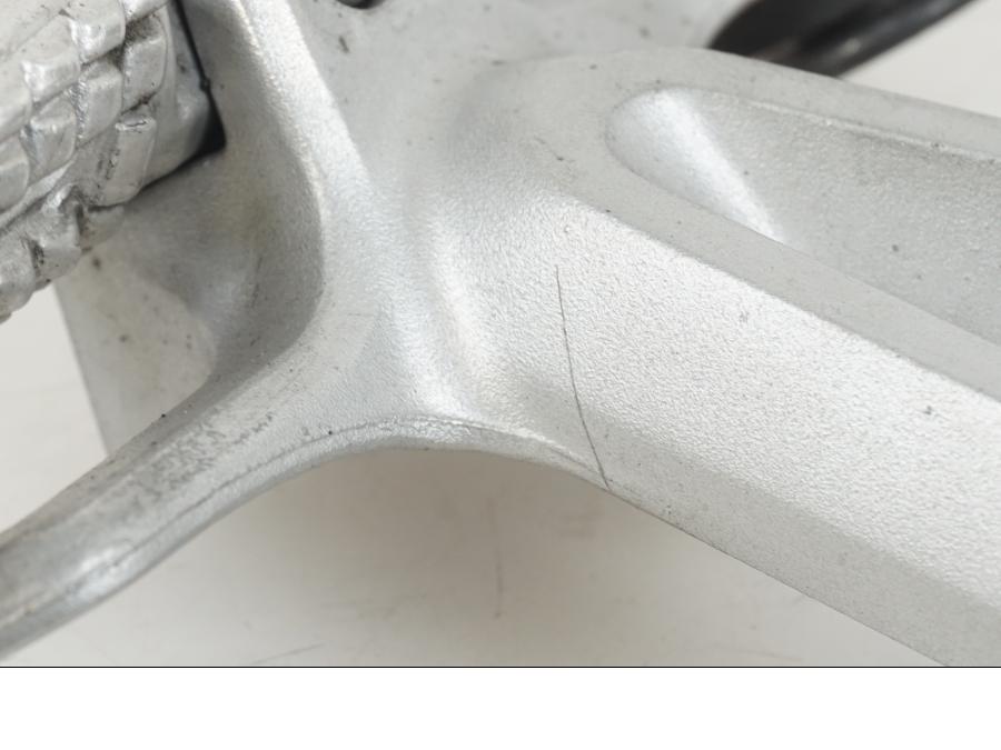 Vänster sida på Fotpinne från en Suzuki GSX-R 1000 -2007 motorcykel.