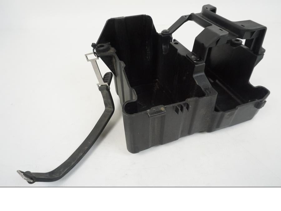 Framsidan på Batterihållare från en BMW F 650 CS -2002 motorcykel.