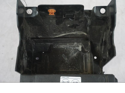 Snett nerifrån på Batterihållare från en Kawasaki Z 900 -2019 motorcykel.