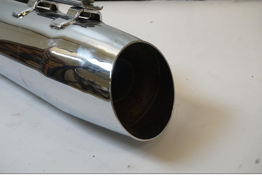 Snett nerifrån på Ljuddämpare från en H-D Street Glide FLHX -2015 motorcykel.