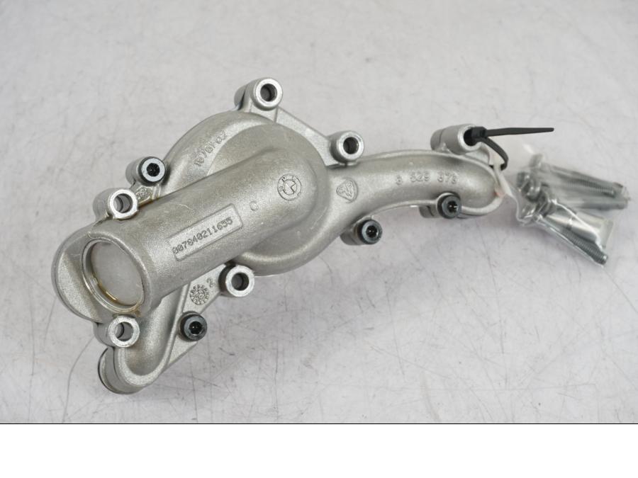 Framsidan på Vattenpump från en BMW R 1250 GS -2023 motorcykel.