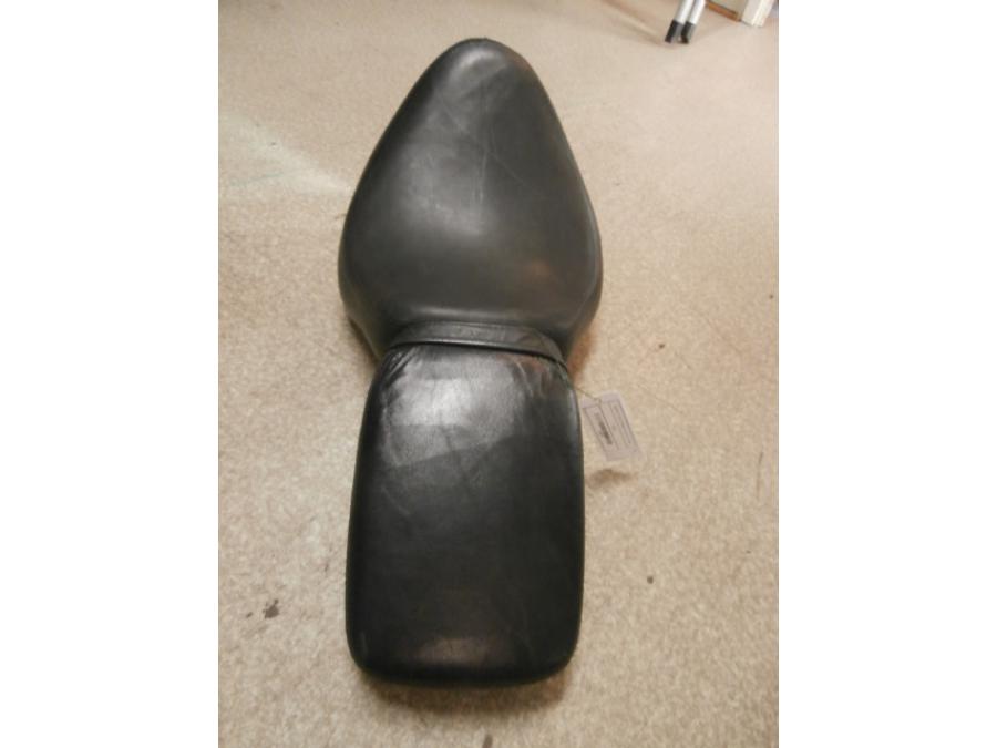 Höger sida på Sadel från en Honda VT 600 C -1994 motorcykel.