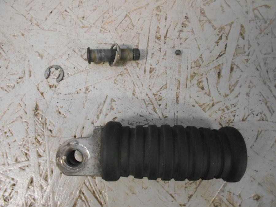 Framsidan på Fotpinne från en Triumph Bonneville -2001 motorcykel.