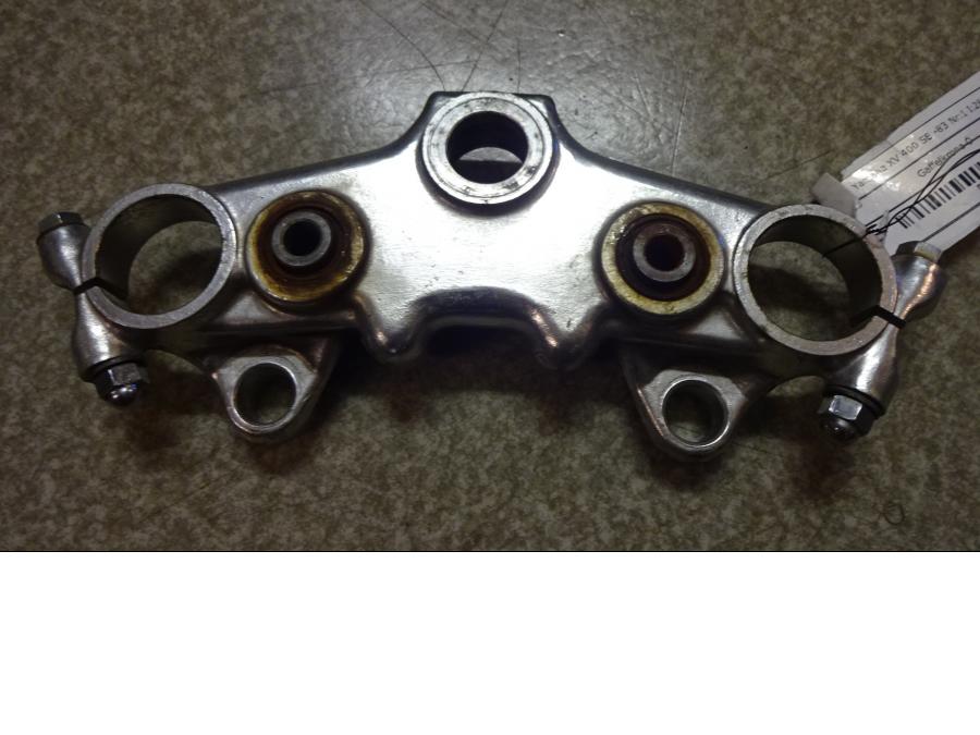 Baksidan på Gaffelkrona från en Yamaha XV 400 -1983 motorcykel.