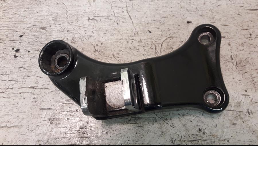 Framsidan på Fotpinnefäste från en Suzuki VZ 1600 -2005 motorcykel.