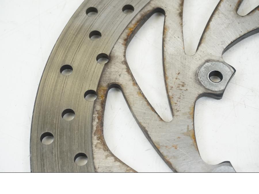 Höger sida på Bromsskiva från en BMW F 650 CS -2003 motorcykel.