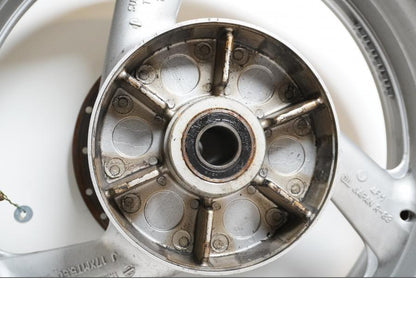 Extrabild3 på Fälg från en Yamaha YZF 1000 R -1998 motorcykel.