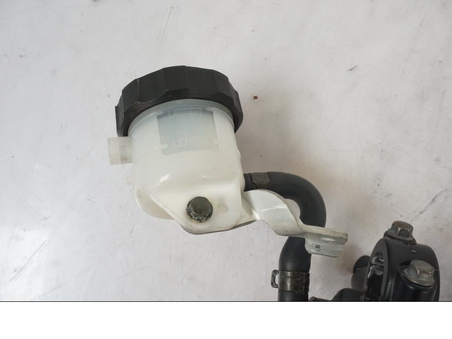 Snett nerifrån på Bromshuvudcylinder från en Suzuki GSX-R 1000 -2005 motorcykel.