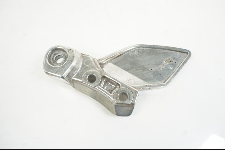 Baksidan på Fotpinnefäste från en Yamaha XJR 1300 -2007 motorcykel.