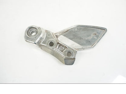 Baksidan på Fotpinnefäste från en Yamaha XJR 1300 -2007 motorcykel.