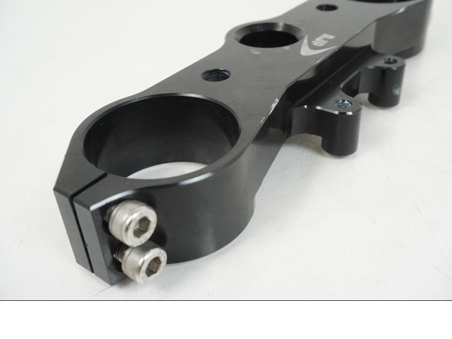 Snett nerifrån på Gaffelkrona från en AJP PR7 -2021 motorcykel.