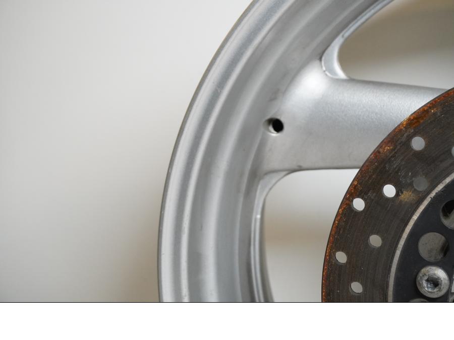 Extrabild1 på Fälg från en Yamaha YZF 1000 R -1998 motorcykel.