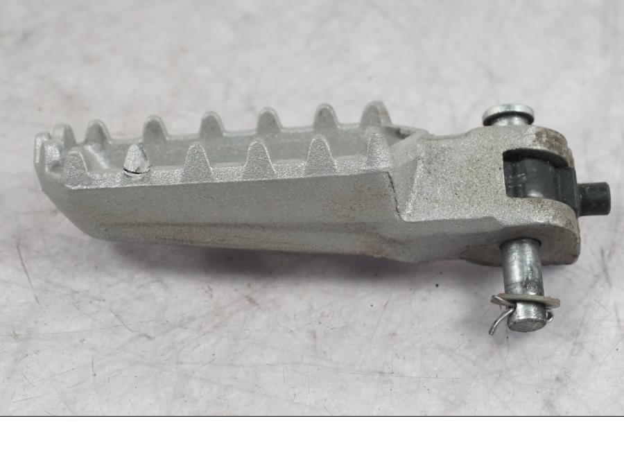 Höger sida på Fotpinne från en Ducati Multistrada V4 -2024 motorcykel.