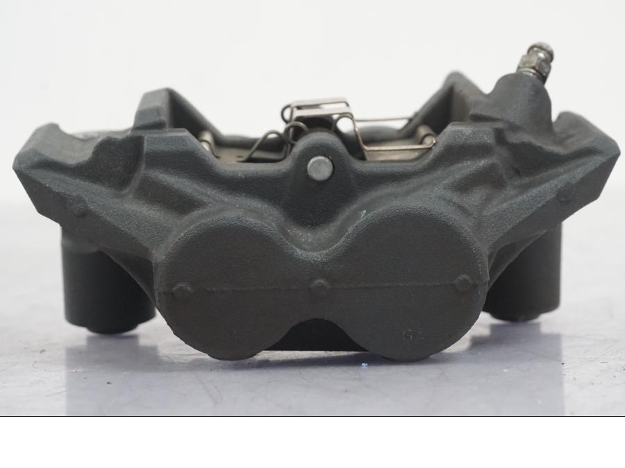 Snett nerifrån på Bromsok från en Yamaha MT-09 -2016 motorcykel.