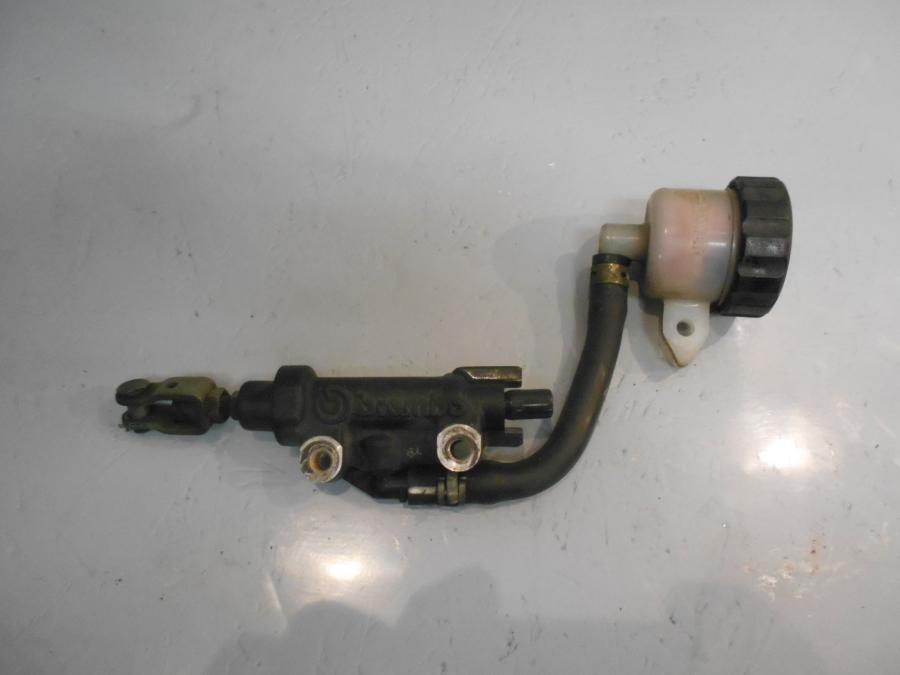 Framsidan på Bromshuvudcylinder från en Yamaha FZS 1000 -2002 motorcykel.