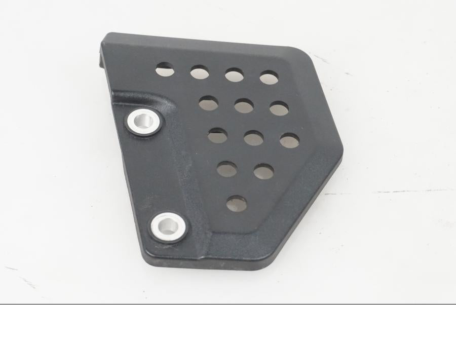 Framsidan på Fotpinnehälskydd från en H-D Adventure Pan America Special RA1250S -2021 motorcykel.