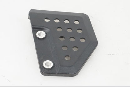 Framsidan på Fotpinnehälskydd från en H-D Adventure Pan America Special RA1250S -2021 motorcykel.