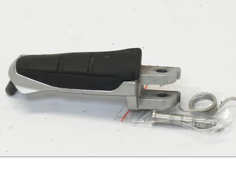 Framsidan på Fotpinne från en BMW R 1150 RS -2004 motorcykel.