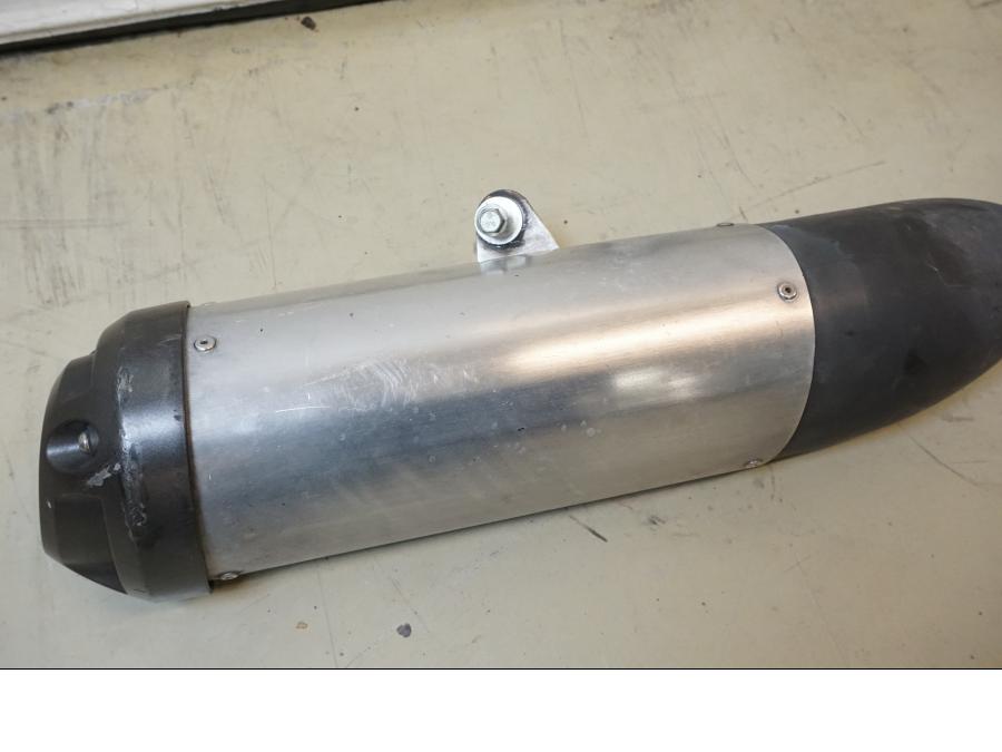 Baksidan på Avgassystem från en Yamaha YZF-R 125 -2009 motorcykel.