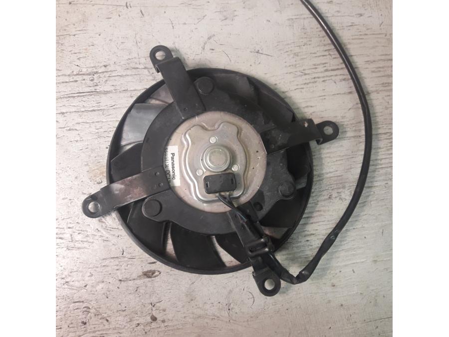 Baksidan på Vattenkylfläkt från en Kawasaki VN 900 -2007 motorcykel.