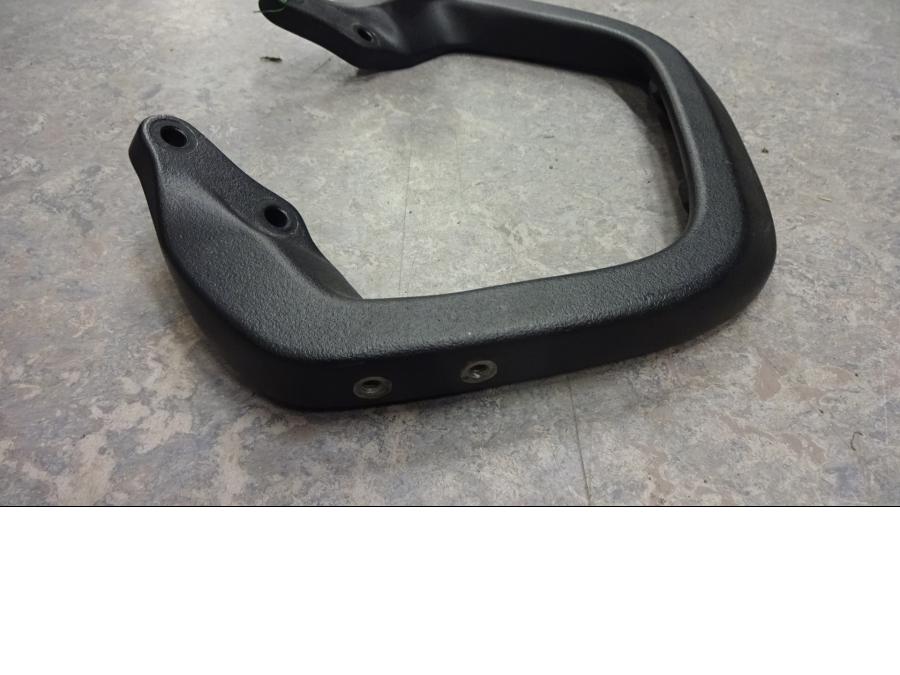 Snett uppifrån på Passagerarhandtag från en Triumph Sprint ST -2007 motorcykel.