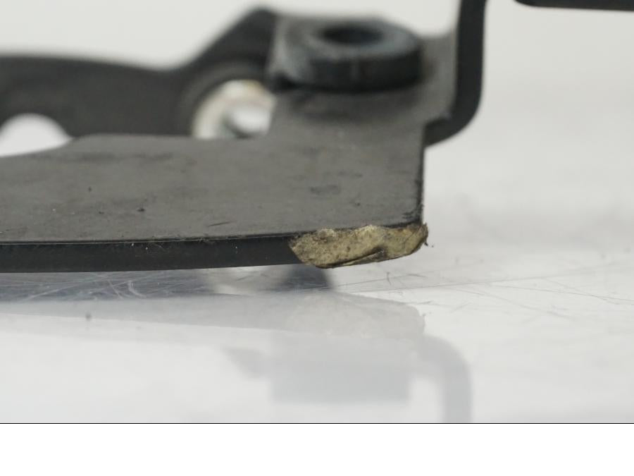 Vänster sida på <p>Instrumentpanelsfäste från Husaberg FS 650 E 2004.</p>

<p>Lacksläpp finns se bilder.</p> motorcykel.