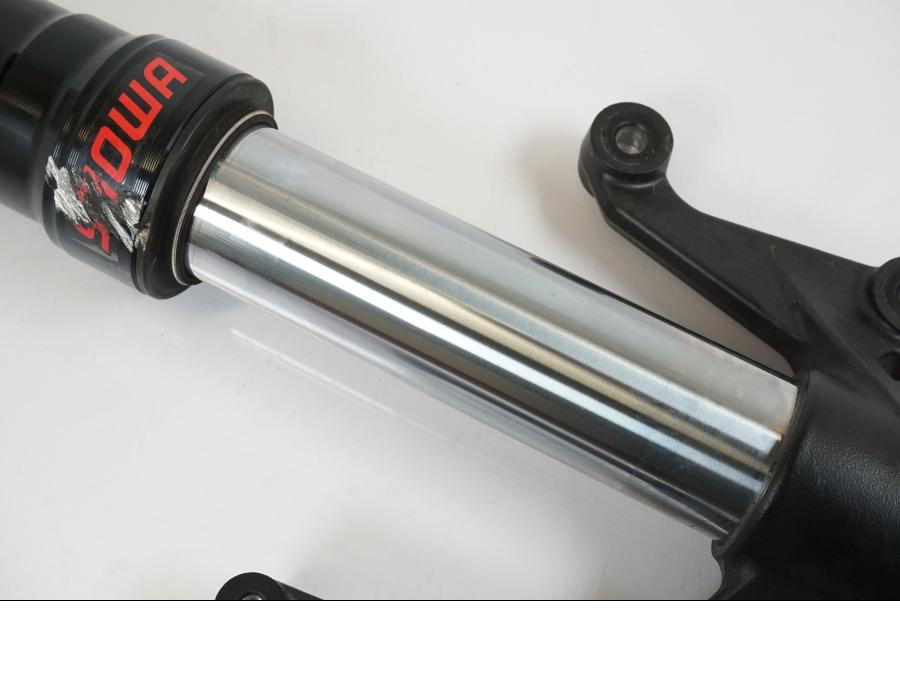 Snett uppifrån på Gaffelben från en Triumph Trident -2021 motorcykel.